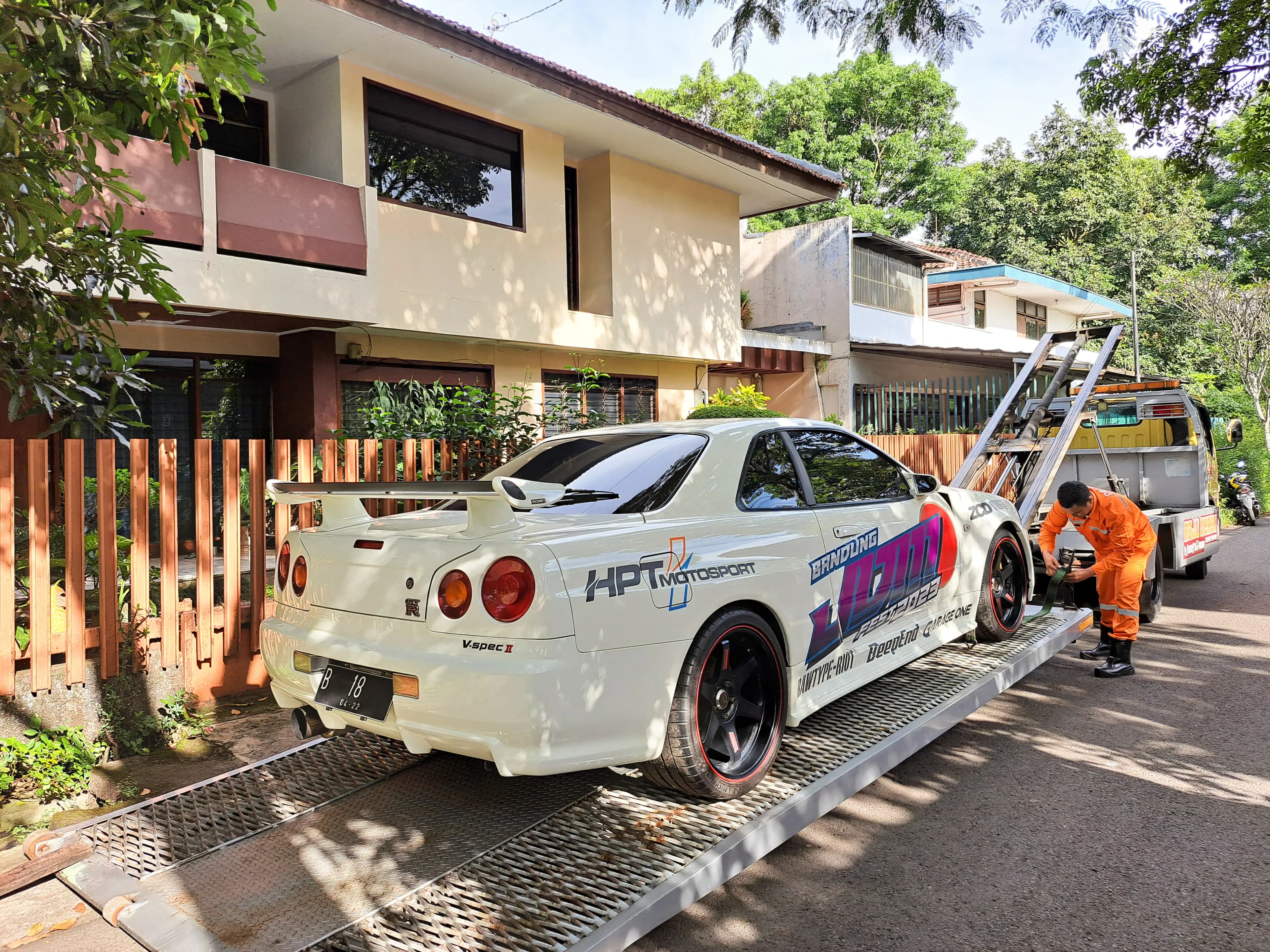 Evakuasi Kendaraan Masuk Parit